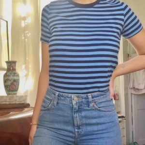  - Mörkblå/ljusblå randig t-shirt från Stradivarius. Stretchiga material. Skriv om du har frågor, möts i centrala Sthlm!