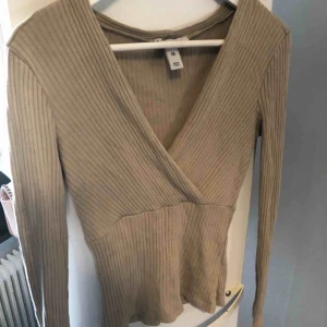  - Fin topp från nly trend, super snyggt och trendigt till ett par höga byxor! 