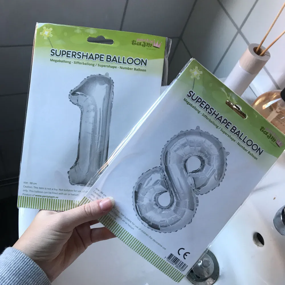 Nya ballongen som man kan ha på kalas :) köpta på Ullared men glömde bort att jag hade köpt dom dagen då jag fyllde år :) Lägg bud. Accessoarer.