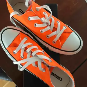 Ett par orangea Converse i kort modell. Skorna är i nyskick, aldrig använts och är i storlek 36,5 eller 6. Köpta i USA och kommer självklart med ordinarie skokartong. Nypris på dessa är cirka 500kr