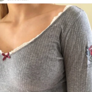  - SÖT FIN klassisk odd molly tröja i grått/vitt med gammelrosa rosett! För liten för mig tyvärr annars helt perfekt. Kom och köp! 👼🏻👼🏻