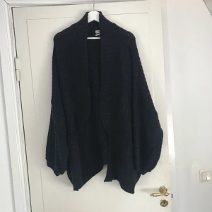  - Kofta köpt på Urbanoutfitters Vid frakt är det köparen som står för frakten