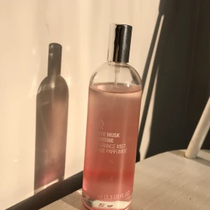  - MUMSIG bodymist från body shop! doften är muskig med en liten söt hint. 💗 Endast provad! 