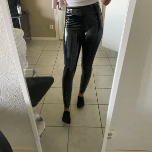 Lack Byxor - Aldrig använd, då jag fick två likadana lack byxor. Frakt ingår inte