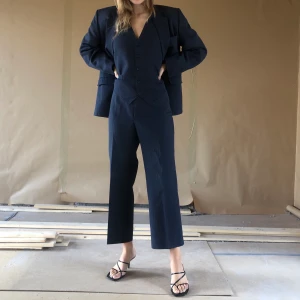 Kostym med väst, vintage - Underbar vintage kostym med väst, byxorna är insydda till storlek typ 36💫 Perfekt skick, förutom liten slitning längst ner på ena byxbenet. Sitter lite oversize på mig som är 174 och storlek 36💖 