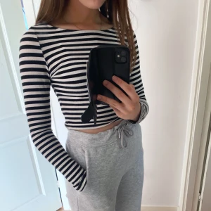 Randig magtröja  - 🛍Svartvit-randig magtröja från H&M i storlek S. Frakt tillkommer. Har du fler frågor, hör av dig<3