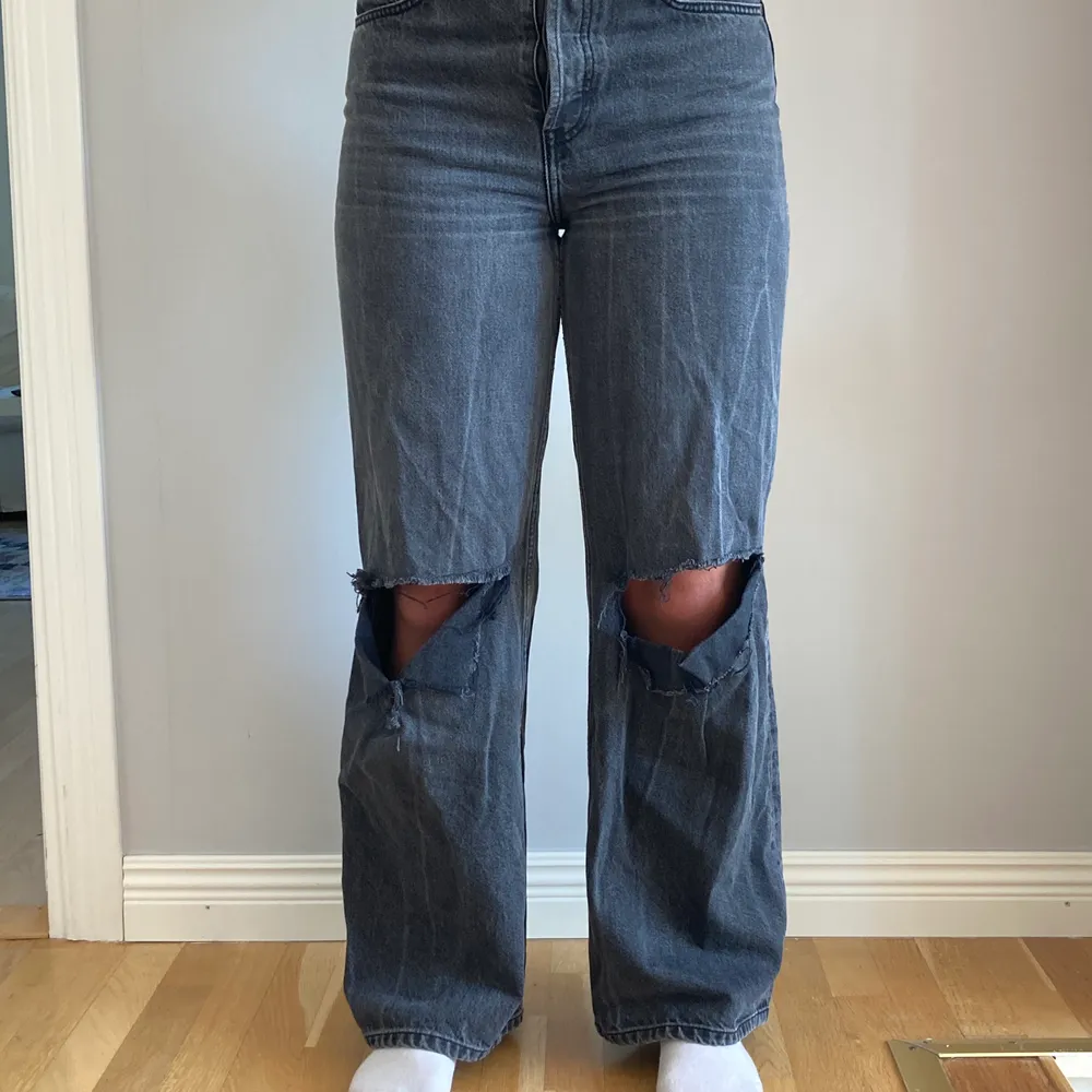 Gråa wide leg jeans från &otherstories i w28!! Nypris: 700. Jeans & Byxor.