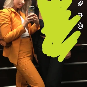 Kostym sett - Säljer detta sett från nakd! Blazern är sprucken i tyget på insidan men det är inget som syns på utsidan. Blazern har storlek 34 och byxorna storlek 36! Det är 150kr för båda delarna och frakt är inte inräknat 