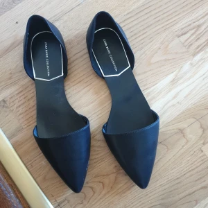 Sandaler från Zara  - Sååå fina sandaler från Zara. Helt oanvända, då de är för små för mig. Säljer för 200kr, fraktar gärna för en extra slant om så önskas!☺️