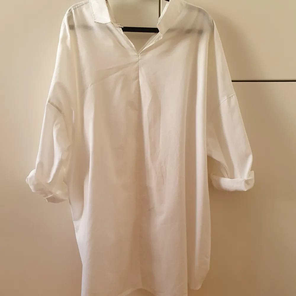 Oversized vit skjorta, i köpt i en liten designbutik i Seoul. Storlek bör passa S-M.. Skjortor.