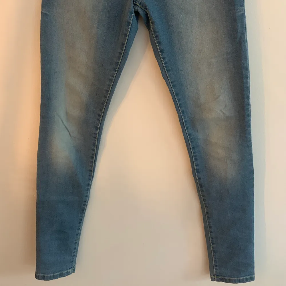 Jättefina jeans i en superfin blå färg!! Knappt använda och är i bra skick. Köparen står för frakten. Fraktar endast.. Jeans & Byxor.