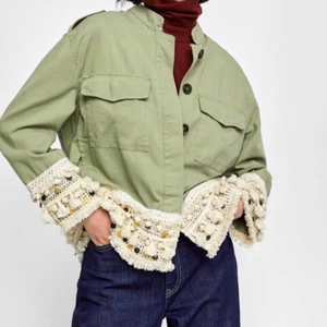 Jacka - Grön jacka med tofsar från Zara 