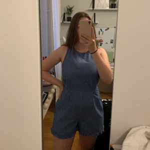 Zara playsuit strl M - Sparsamt använd playsuit från Zara. Fina volangdetaljer på ryggen och på kanterna av byxbenen. Materialet är ett slags jeansinspirerat tyg. Säljer eftersom den tyvärr inte kommer till användning.