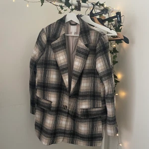 Fin jacka/kavaj! - Superfin jacka/kavaj. Älskar den, men den är för liten för mig. Bara testad, aldrig burit den ute eller under längre tid, så det är nyskick. Tjockt och ordentligt tyg och kvalité. Möts bara i Helsingborg, annars frakt! 