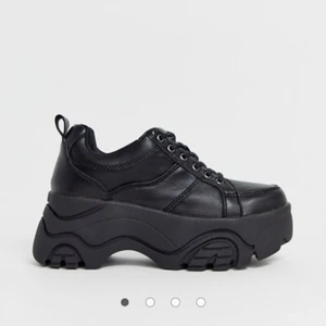 Svarta platåskor  - Svarta platåskor som inte används för att dom är små för mig. Ny pris 500 kr 