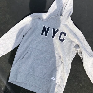 oversized grå hoodie  - 💕 en oversized grå hoodie, väldigt bekväm och bra skick, har dock en liten liten fläck (syns på bilden). frakt kostnad tillkommer 