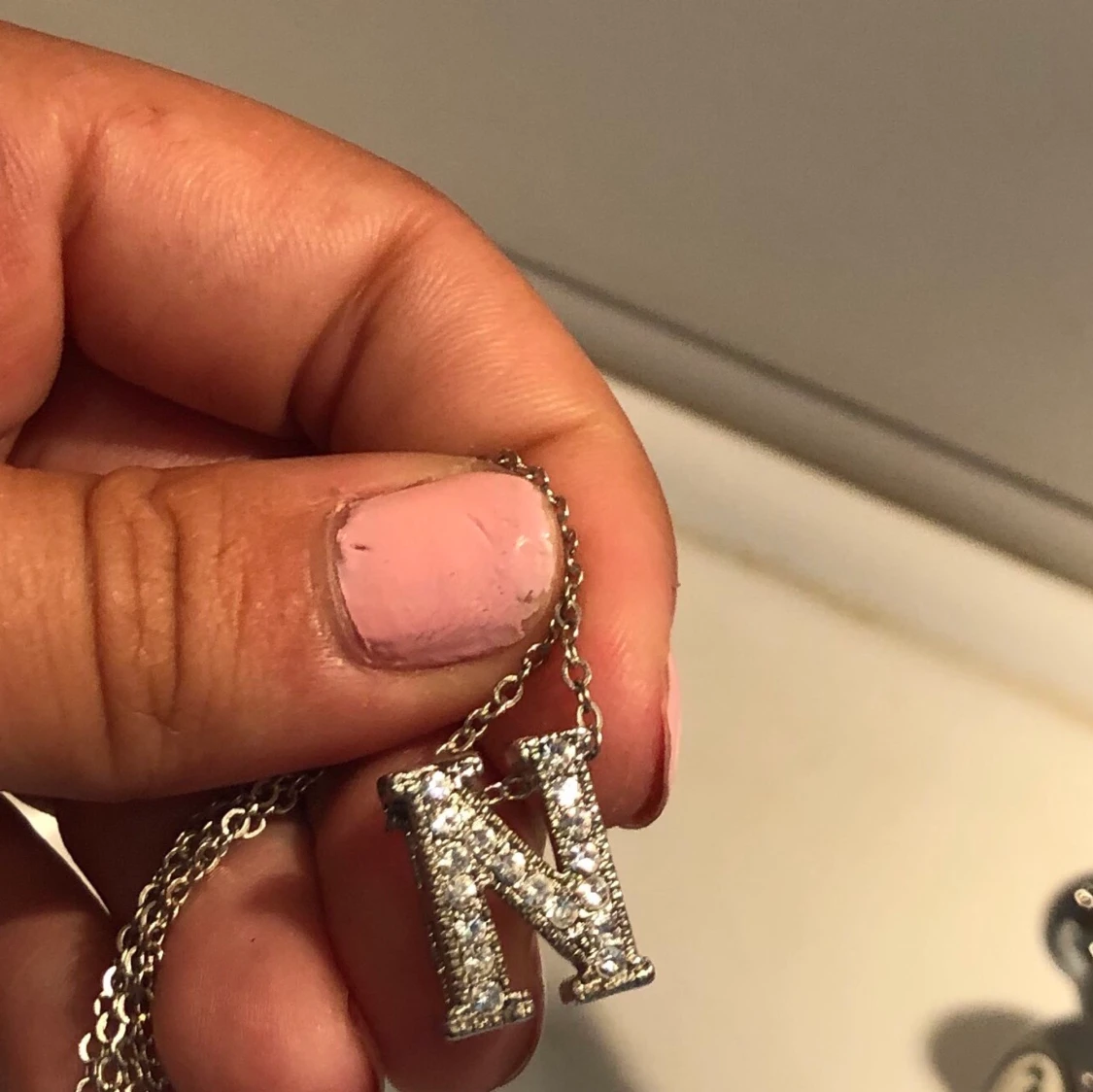 Glittrigt ”N” halsband  - 91