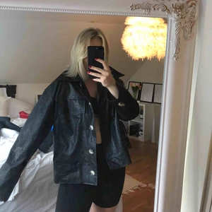  - Oanvänd läder/skinnjacka från NA-KD i storlek M. Frakt tillkommer! 