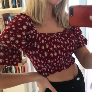 Blommig topp - Söt blommig topp från Urban Outfitters köpt förra sommaren, knappt använd. Nypris var 600kr! Storlek S, frakt kostar 39kr✨ <3