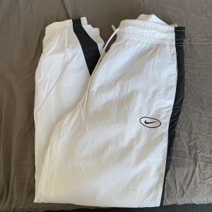 Nike track pants - Vita trackpants från Nike passar 168 - 170. 