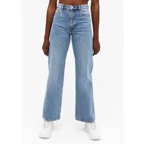 Knappt använda lösa jeans från monki i strl 27 som passar till allt, säljer p.g.a. de är lite försmå för mig. Pris kan diskuteras, skriv för fler bilder<33