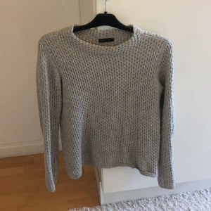 Grå stickad tröja från Stockh LM - Ljusgrå stickad tröja i bra skick, från MQ (Sthlm LM), i storlek S. Supermysig och skön till hösten. 