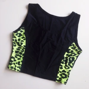  - 🔫 Crop top i skönt och stretchigt baddräktsliknande material. 80 % nylon och 20 % elastan. M/L enligt lapp men jag skulle säga S. Frakt tillkommer eller så kan jag mötas upp i Sthlm ✖️✖️