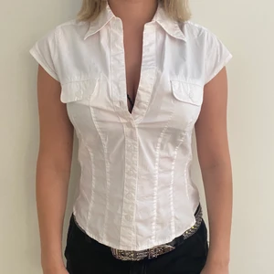 Skjorta  - Jättefin vit skjorta som ger fin figur, kan ha på flera olika sätt!