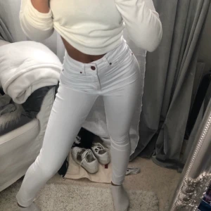 Vita jeans - Sitter väldigt fint o mkt stretch, avklippta jag är ca 160🦋 kmr ej t användning💕