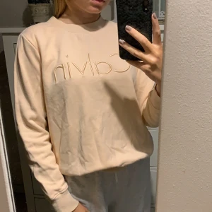 Sweatshirt från Calvik Klein - Super söt sweatshirt från Calvin Klein i puderrosa. I väldigt fint skick, endast använd ett fåtal gånger. Nypris: 900. Vill ha den för 500 men priset kan diskuteras. (FRAKT TILLKOMMER, ca 40kr)