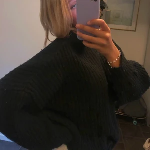 Stickad tröja från NAKD - Svart stickad från nakd x camille botten, ballongärmar och lite polokrage