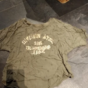 Militär grön cropped t-shirt  - I strl 156-170. Cropped köpt på H&M.Köparen står för eventuel frakt och kan hämtas i GBG