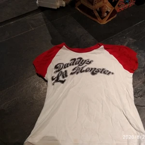 Harley Quinn suicide squad tröja  - Väldigt fin. Kan användas för cosplay. Strl S/xs. Köparen står för eventuel frakt och kan hämtas i GBG.