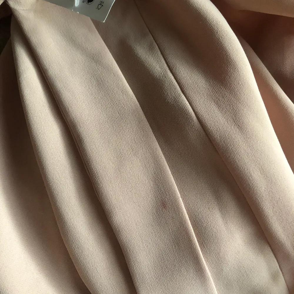 Elegant beige blouse från Zara. Är oanvänd och har prislappen kvar. Den har en liten fläck.. Blusar.