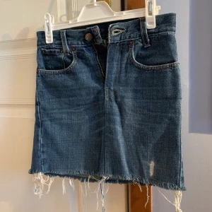Jeans kjol - Storlek w30 l32 väldigt små i midjan 