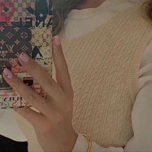 Stickad väst - Beige stickad väst, går att köpa collagetröjan under med för 250 totalt 