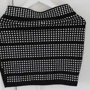 Nit kjol - Fin kjol med nitar, några nitar fattas. Köparen står för frakt 🤍