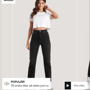 Raka svarta jeans - Säljer dessa superfina populära svarta jeansen från NA-KD. En utav mina favoritmodeller men säljer då jag tyvärr beställde fel storlek. Dom är klippta en liten bit så de passar någon som är 164-169 cm skulle jag säga. Endast använda ca 5 gånger. Nyskick.