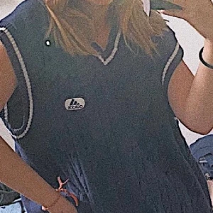 Stickad väst adidas vintage marinblå - Jätteskön stickad väst från adidas! Supersnygg att ta över en vit tisha eller bara som den är! Fint oversize!    Möts gärna upp i sthlm eller fraktar! 