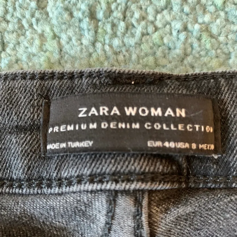 Jeans från Zara med slits fram på vristen. (Skorna är också till salu)  St 40 . Jeans & Byxor.