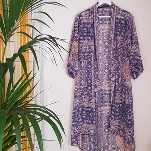 Mönstrad kaftan, Bikbok, stl S - Rosa/lila/ mönstrad kaftan/lång kofta. Bra skick. 100% polyester. Frakt tillkommer.