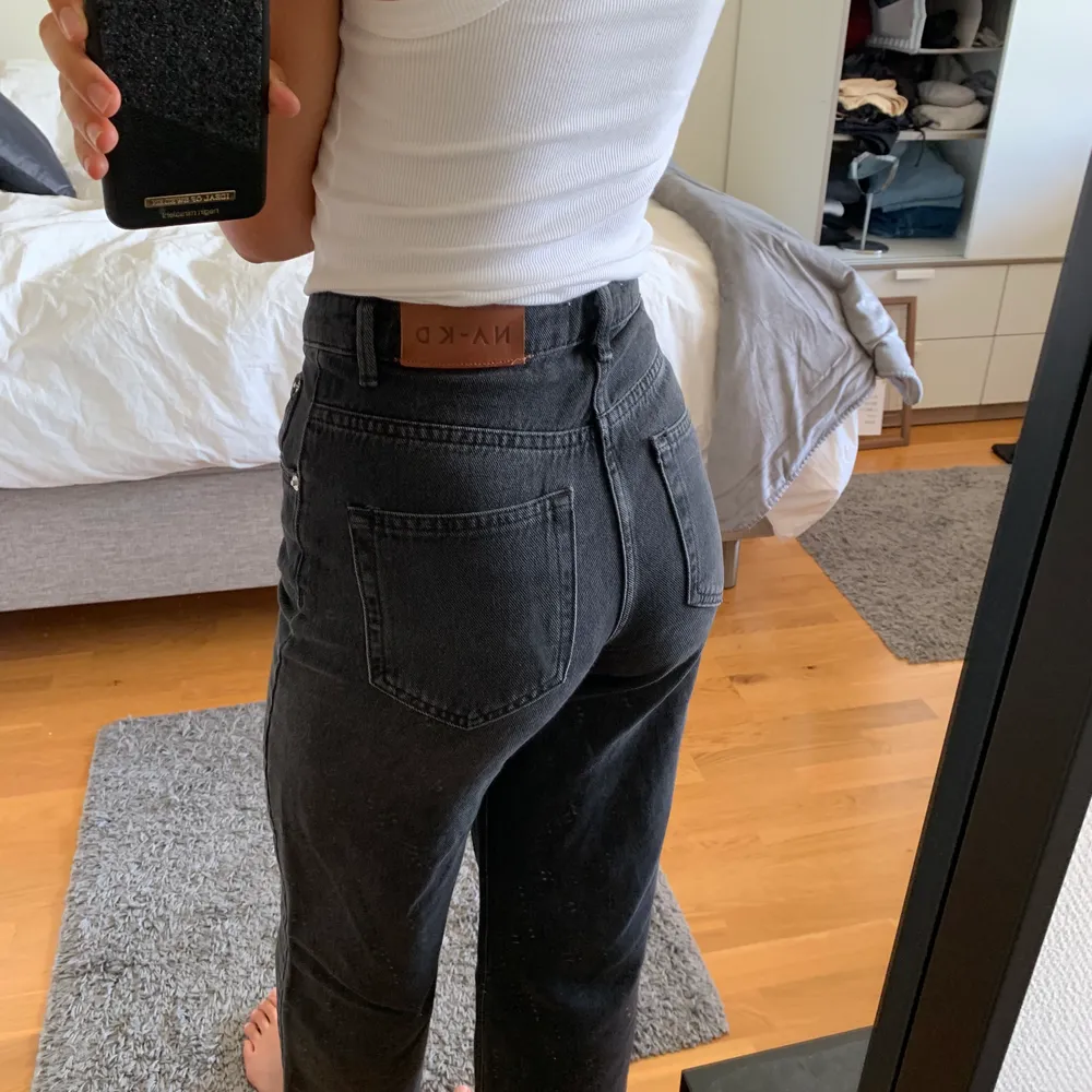 svarta ”washed out” ankel jeans från nakd, storlek 32 passar även 34. Jeans & Byxor.