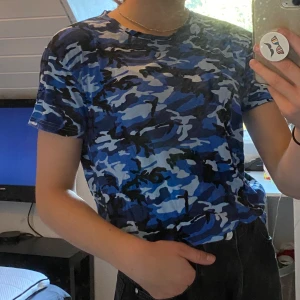 Blå militär t-shirt - En blå t-shirt med militärprint. Sitter snyggt och är väldigt bekväm. 