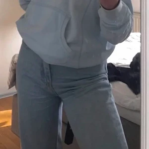 Mom jeans från Chiquelle - Säljer mina fina momjeans från Chiquelle i storlek 34 då dom inte kommer till användning längre😇 Köpte dom för 500kr och dom är i fint skick. De är även helt slutsålda på hemsidan. Fraktar endast och står inte för postens slarv💫💫
