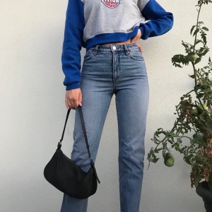 Raka croppade byxor från Monki - Jättefina jeans som är raka och avklippta där nera! Höga i midjan. Strl 26. Säljer pga att de blivit för små. Köparen står för frakt!