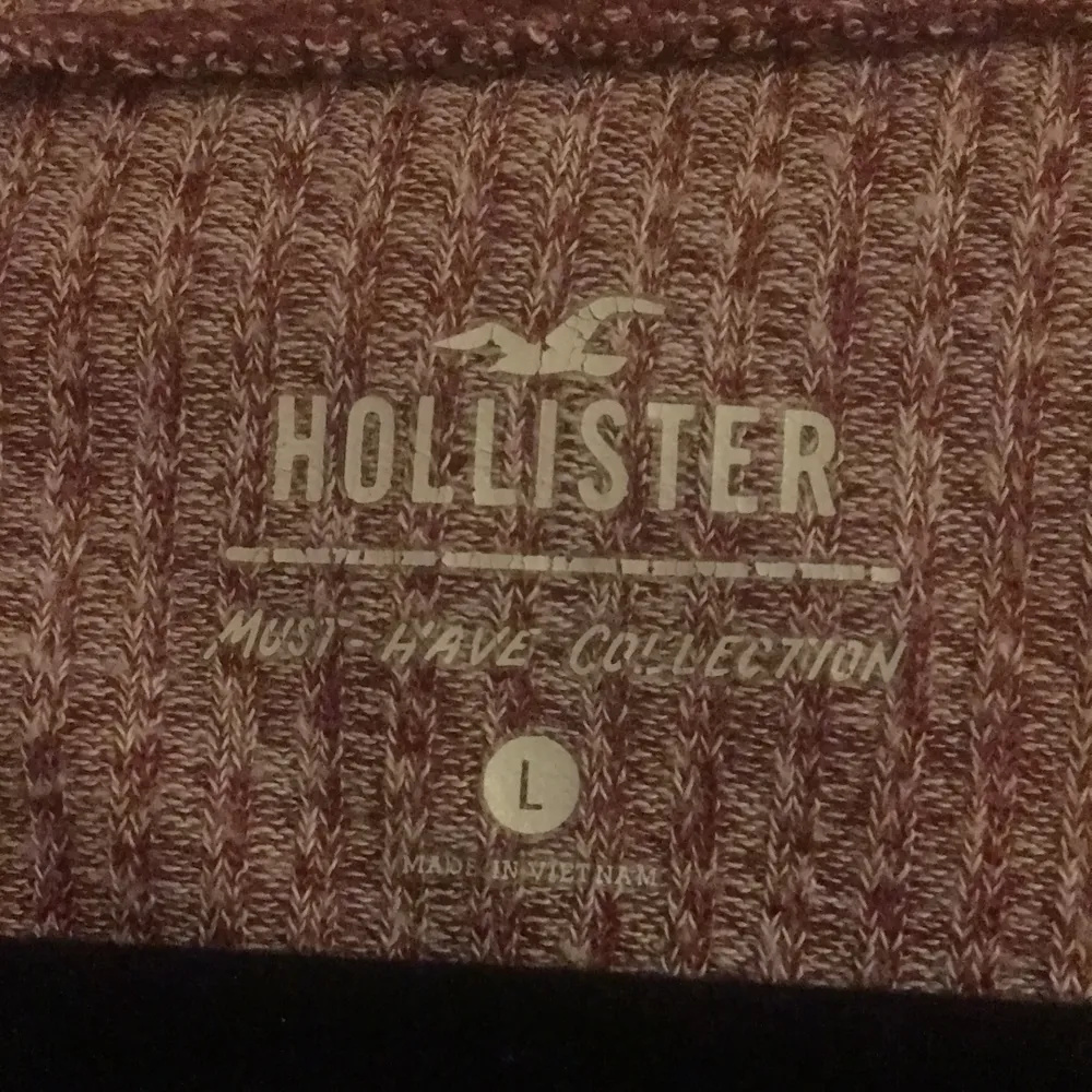 Gammal tröja från Hollister i hyfsat skick. Säljer pga krympt lite i tvätten (M?), men skulle säga att den sitter snyggast när den är lite oversized. 70 kr exklusive frakt. Tröjor & Koftor.