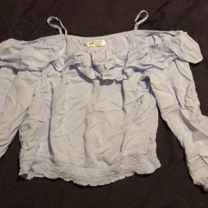 H&m tröja s 158 12-13 år - Vanliga H&m tröja, blå blus för 20 kr, tvättas innan den säljs!