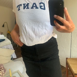 Gant t-shirt  - Säljer en Vit gant t-shirt med marinblått tryck på bröstet. Använd Max 5 gånger, frankt tillkommer