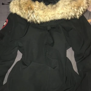 Canada goose montebello S - Går att spänna vid midjan stora fickor och håller en varm till vintern, finns några smink fläckar men det går bort med kemtvätt, plus porto