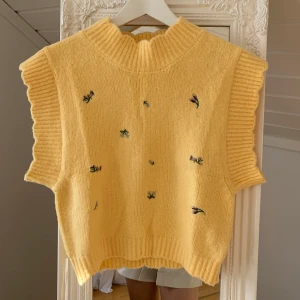 Fin fin väst - Helt oanvänd och supermjuk. Står ingen storlek men skulle säga att den är M. Färgen är som på bild 1 och 2. Frakt tillkommer på 55kr